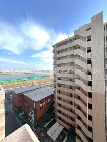 ライオンズマンション東大島第二の展望|～Balcony～
気持ちの良い風を感じながら、眺望を楽しめるプライベートバルコニー。心が癒され、明日への活力が湧いてきます。