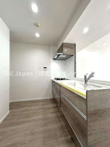 ライオンズマンション東大島第二のキッチン|会話が弾む対面型キッチン。お洒落な食器類を余裕で収納できるスペース。動きやすい女性目線のキッチン動線。これからはお料理をつくる時間が劇的に変わります。