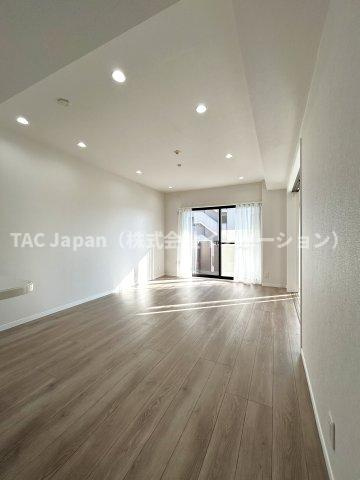 ライオンズマンション東大島第二の居間・リビング|優しくリビングに注ぐ日差しはまるで「陽だまり」の様な暖かさ。高い断熱性はエアコンを使いすぎず快適な居住空間を創造しています。