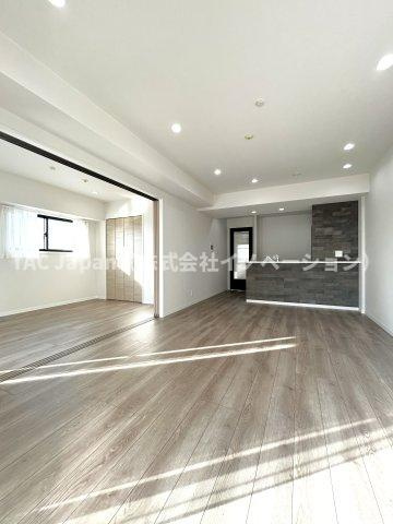 ライオンズマンション東大島第二の居間・リビング|家族みんなが爽やかに健やかに過ごせるように、溢れる光をたっぷり取り込んだリビングダイニング。集いの場、憩いの場としての快適性を求めたやすらぎの空間です