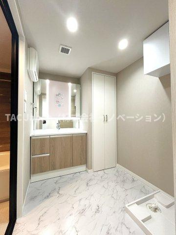 ライオンズマンション東大島第二の独立洗面台|落ち着いた空間を演出するカラーと、ゆったり落ち着いてお使い頂ける広さが魅力のパウダールーム。居室からも独立しており、プライベート空間を保ちます。