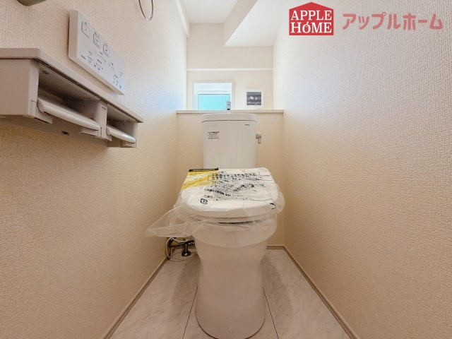 熊谷市赤城町1丁目　新築戸建　全２棟のトイレ|白を基調とした清潔感のある明るい空間。温水洗浄便座付きで、毎日快適・清潔に使用できます。操作しやすい壁面リモコンを採用しています。