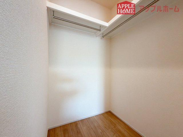 熊谷市赤城町1丁目　新築戸建　全２棟の収納|お洋服を大切にされる方に大変喜ばれる、ウォークインクローゼット。お洋服以外にも掃除機やスーツケースなどを一箇所に集約できるのは魅力ですね！扉が一箇所ですので、お部屋の見た目にもスッキリ！