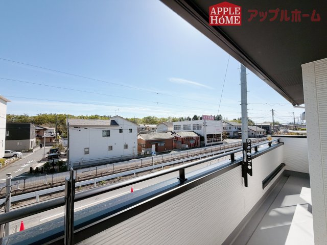 熊谷市赤城町1丁目　新築戸建　全２棟のバルコニー|家族分の洗濯物もしっかり干せます。日当たりも良く、毎日のお洗濯が楽しくなりそう♪お布団は手軽に干せていつもポカポカに☆