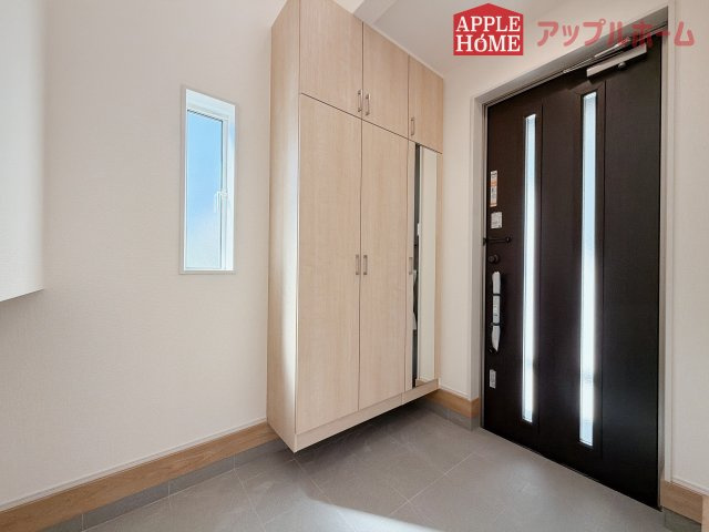 熊谷市赤城町1丁目　新築戸建　全２棟の玄関|上下棚にたっぷり靴を収納できます。「ただいま」と玄関を開けた瞬間から、奥に広がる空間を明るい室内を感じられますね♪