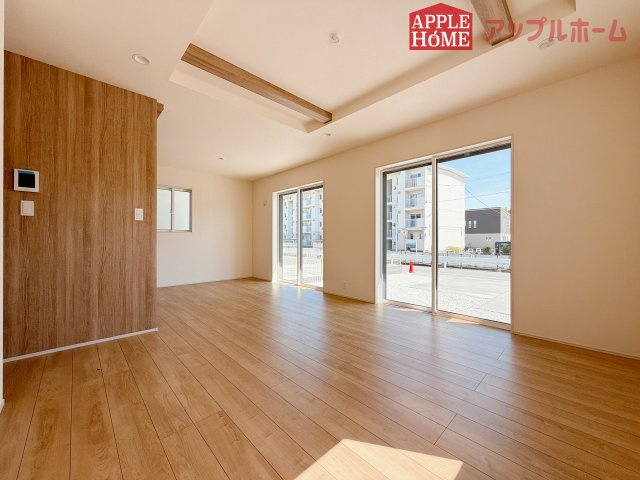 熊谷市赤城町1丁目　新築戸建　全２棟の居間・リビング|窓から差し込む光で家族を温かく包み込みます。明るいリビングで子育てする喜びを☆いつでも見学可能です！