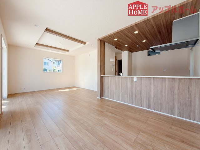 熊谷市赤城町1丁目　新築戸建　全２棟の居間・リビング|広々リビング×対面キッチンで家族の会話も弾みます♪家族団らんの秘訣は間取りにあり☆夢のマイホームを一緒に叶えましょう！