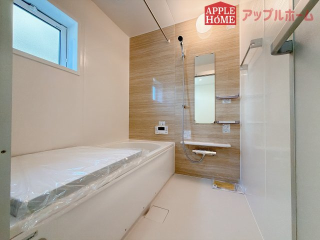 熊谷市赤城町1丁目　新築戸建　全２棟の浴室|窓付きのバスルームは、採光もあり明るく気持ちの良い空間です。窓があることで、換気環境も良好。掃除もスムーズに出来ます