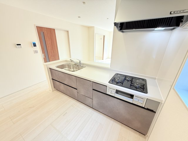 結城郡八千代町東原　新築戸建て　2号棟のキッチン|家族とのコミュニケーションや小さいお子さんの様子を見守りながら安心して料理ができます。洗練されたスタイリッシュなデザインと使い勝手を追求した設備、豊富な収納力も大満足です。