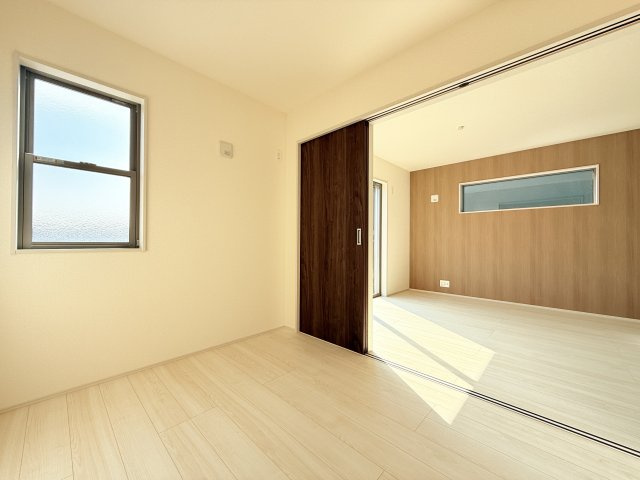 結城郡八千代町東原　新築戸建て　2号棟の洋室|家具や小物を合わせやすいシンプルデザイン♪
広さや日当たりなど、写真では伝えきれない部分を現地で確認してみませんか？