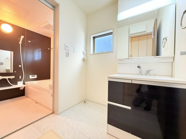 結城郡八千代町東原　新築戸建て　2号棟の独立洗面台|収納力と機能性に優れたお手入れラクラクのゆったりとした洗面台で、朝の忙しい時間でも身支度準備がスムーズです。