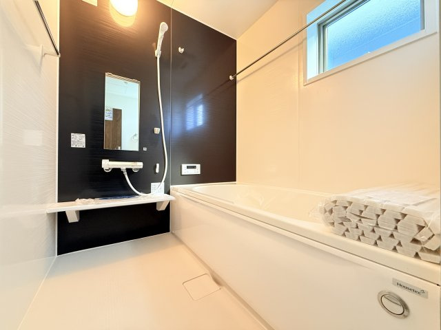 結城郡八千代町東原　新築戸建て　2号棟の浴室|浴室暖房乾燥機付きで冬場のお風呂もあったか快適！乾燥モードを使えば浴室内で洗濯物を乾かせます。