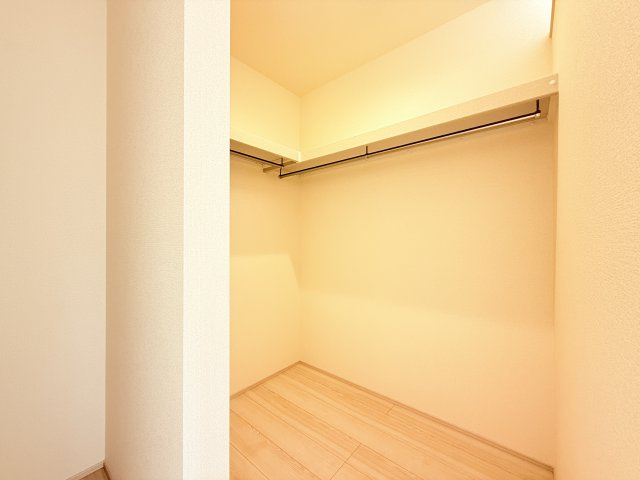 結城郡八千代町東原　新築戸建て　2号棟の収納|普段使いのお洋服や小物はもちろん、季節物のお洋服などもしっかりと整理整頓おしまい頂けます。居室空間をより広く隅々までお使いいただけますね。