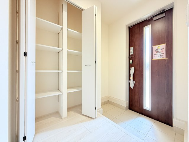 結城郡八千代町東原　新築戸建て　2号棟の玄関|靴をまとめて保管できるシューズボックス。綺麗に整頓された玄関で来客者を気持ちよく招きませんか？