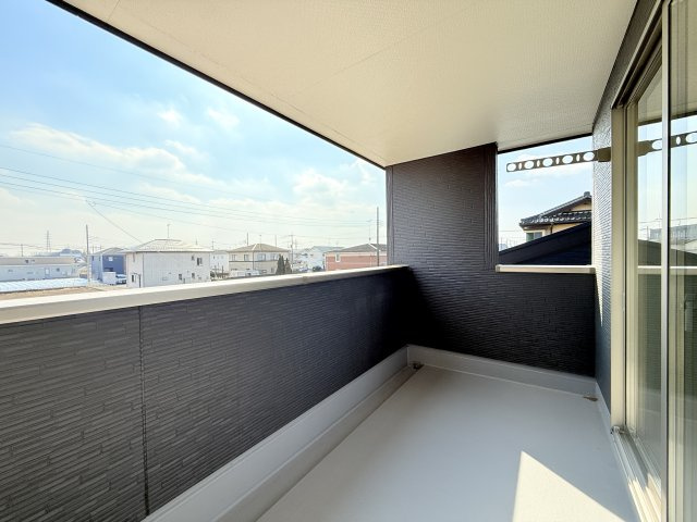 結城郡八千代町東原　新築戸建て　2号棟のバルコニー|日当たりの良いバルコニーは外干しスペースにぴったりです◎