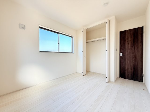 結城郡八千代町東原　新築戸建て　2号棟の洋室|家具や小物を合わせやすいシンプルデザイン♪
広さや日当たりなど、写真では伝えきれない部分を現地で確認してみませんか？