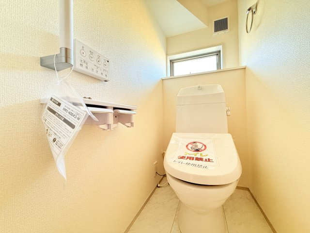 結城郡八千代町東原　新築戸建て　2号棟のトイレ|サッとひと拭きで汚れがつるんと落ちるシャワートイレ。温便座なので１年中快適に使えます。