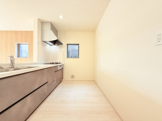 結城郡八千代町東原　新築戸建て　2号棟のキッチン|家族とのコミュニケーションや小さいお子さんの様子を見守りながら安心して料理ができます。洗練されたスタイリッシュなデザインと使い勝手を追求した設備、豊富な収納力も大満足です。