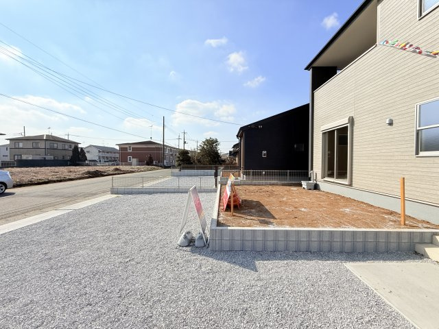 結城郡八千代町東原　新築戸建て　2号棟の駐車場|カースペース並列3台可能♪庭付き！