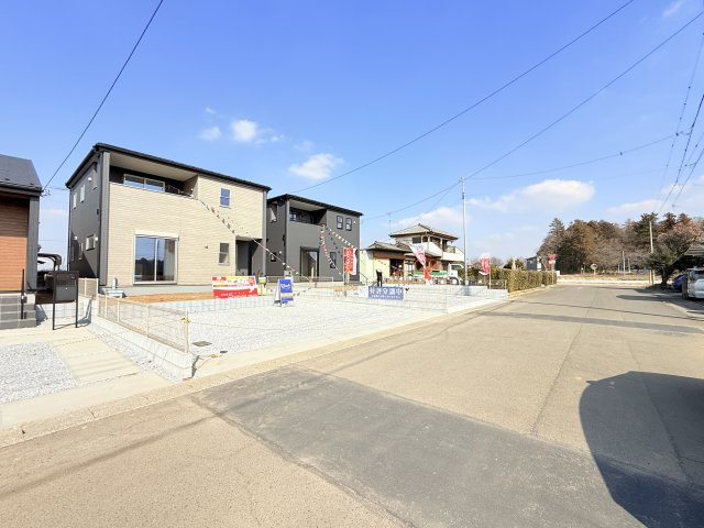 結城郡八千代町東原　新築戸建て　2号棟の前面道路含む現地写真|実際に現地で周辺環境や街並み、近隣のスーパーや通学路の安全性、病院、公園・・・など生活のイメージをご確認ください！