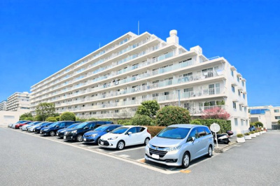 【外観】 | 大倉山ハイム2号棟　一戸建て感覚のメゾネットタイプ/広ーいルーフバルコニー付/130㎡超のゆとりある間取り/スーパー、コンビニ、ドラッグストアが近くにあります | ◆土・日・祝日は、当社スタッフによる現地案内会を実施しております。もちろん平日のご案内も可能です。お気軽にご相談ください！！