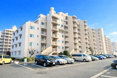 【外観】 | 大倉山ハイム2号棟　一戸建て感覚のメゾネットタイプ/広ーいルーフバルコニー付/130㎡超のゆとりある間取り/スーパー、コンビニ、ドラッグストアが近くにあります | ◆住宅ローンのご相談や周辺環境のご案内も含め、ローンに詳しい、地元に詳しいスタッフがお出迎えさせていただきます。お気軽にご相談ください。