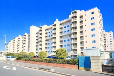 【外観】 | 大倉山ハイム2号棟　一戸建て感覚のメゾネットタイプ/広ーいルーフバルコニー付/130㎡超のゆとりある間取り/スーパー、コンビニ、ドラッグストアが近くにあります | ◆子育て世代のスタッフもいますので、お客様目線での物件選び、ご提案が可能です。お問い合わせいただきました物件以外も多数ご紹介させていただきます。