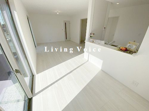 【居間・リビング】 | 【仲介手数料０円】座間市栗原中央4丁目　新築一戸建て | 座間市栗原中央4丁目　新築一戸建て
