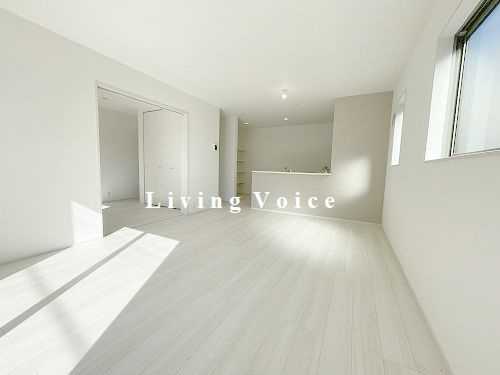 【居間・リビング】 | 【仲介手数料０円】座間市栗原中央4丁目　新築一戸建て | 座間市栗原中央4丁目　新築一戸建て