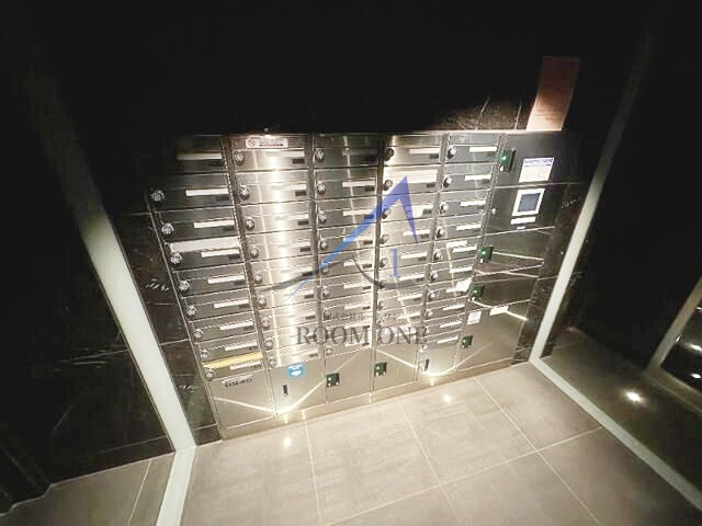 ハーモニーレジデンス池袋メトロゲートのその他共用部分|集合ポストと宅配ボックスです。