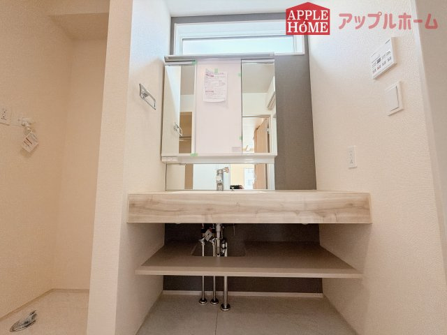 熊谷市赤城町1丁目　新築戸建　全２棟の独立洗面台|三面鏡付きの洗面化粧台ですので、たっぷりと収納いただけます。白を基調とした清潔感のある快適空間です。毎日の身支度も気持ち良くお使い頂けます！！