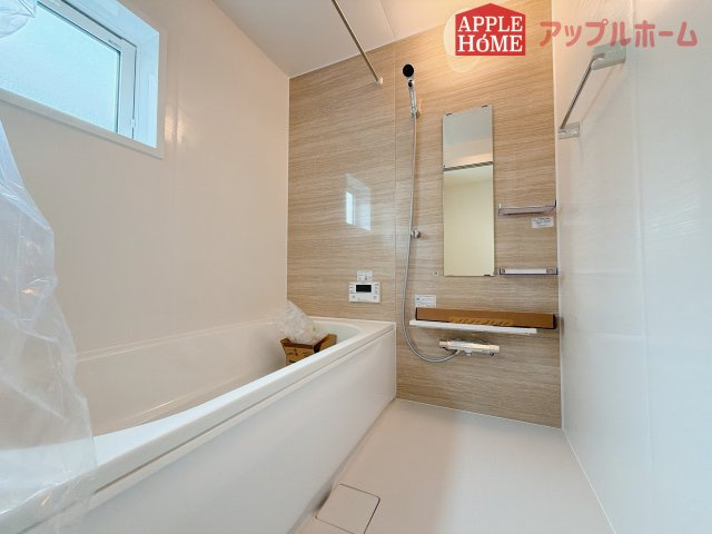 熊谷市赤城町1丁目　新築戸建　全２棟の浴室|窓付きのバスルームは、採光もあり明るく気持ちの良い空間です。窓があることで、換気環境も良好。掃除もスムーズに出来ます