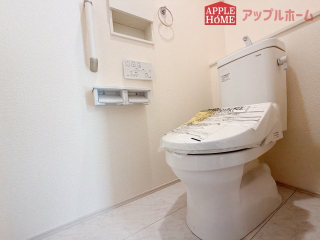 熊谷市赤城町1丁目　新築戸建　全２棟のトイレ|白を基調とした清潔感のある明るい空間。温水洗浄便座付きで、毎日快適・清潔に使用できます。操作しやすい壁面リモコンを採用しています。