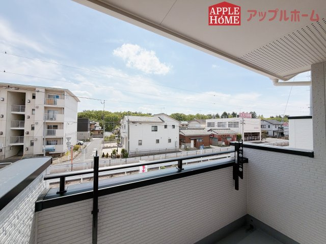 熊谷市赤城町1丁目　新築戸建　全２棟のバルコニー|家族分の洗濯物もしっかり干せます。日当たりも良く、毎日のお洗濯が楽しくなりそう♪お布団は手軽に干せていつもポカポカに☆