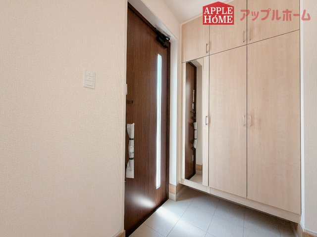 熊谷市赤城町1丁目　新築戸建　全２棟の玄関|上下棚にたっぷり靴を収納できます。「ただいま」と玄関を開けた瞬間から、奥に広がる空間を明るい室内を感じられますね♪