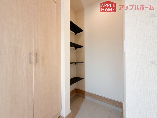 熊谷市赤城町1丁目　新築戸建　全２棟の玄関|ご家族皆様の靴やお手入れ用品を収納できる収納棚を設置！お家に出会う人々を迎える玄関だからこそ、常に整理整頓しておきたいですね♪
