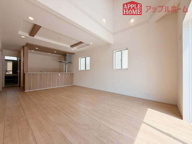 熊谷市赤城町1丁目　新築戸建　全２棟の居間・リビング|広々リビング×対面キッチンで家族の会話も弾みます♪家族団らんの秘訣は間取りにあり☆夢のマイホームを一緒に叶えましょう！