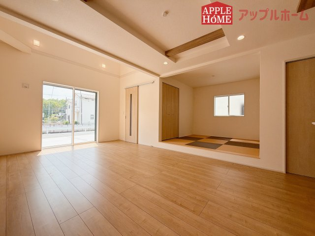 熊谷市赤城町1丁目　新築戸建　全２棟の居間・リビング|窓から差し込む光で家族を温かく包み込みます。明るいリビングで子育てする喜びを☆いつでも見学可能です！