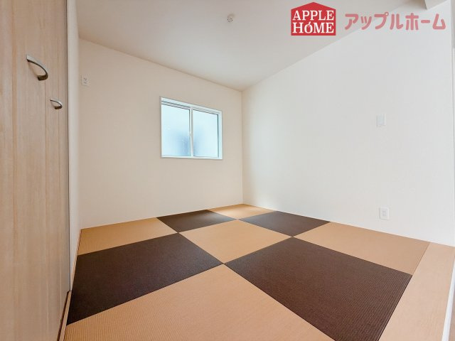 熊谷市赤城町1丁目　新築戸建　全２棟の和室|クローゼット付きの和室は、収納スペースが豊富で部屋全体がすっきりと片付きやすいのが特徴です。衣類や荷物を整理しやすく、生活感を抑えた洗練された空間を保てます。