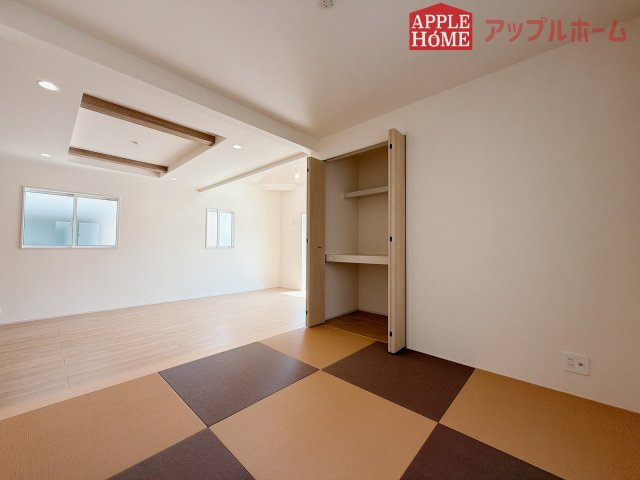 熊谷市赤城町1丁目　新築戸建　全２棟の和室|クローゼット付きの和室は、収納スペースが豊富で部屋全体がすっきりと片付きやすいのが特徴です。衣類や荷物を整理しやすく、生活感を抑えた洗練された空間を保てます。
