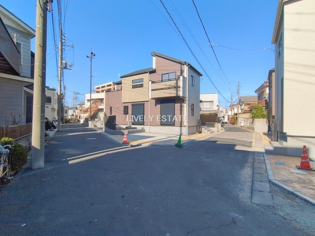 草加市新里町 新築分譲住宅 全3棟 3号棟の前面道路含む現地写真