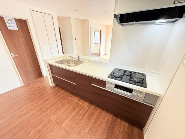 結城郡八千代町東原　新築戸建て　3号棟のキッチン|家族とのコミュニケーションや小さいお子さんの様子を見守りながら安心して料理ができます。洗練されたスタイリッシュなデザインと使い勝手を追求した設備、豊富な収納力も大満足です。