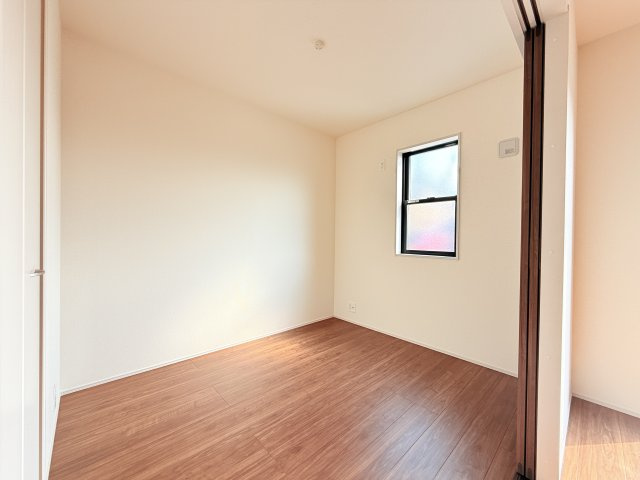 結城郡八千代町東原　新築戸建て　3号棟の洋室|家具や小物を合わせやすいシンプルデザイン♪
広さや日当たりなど、写真では伝えきれない部分を現地で確認してみませんか？