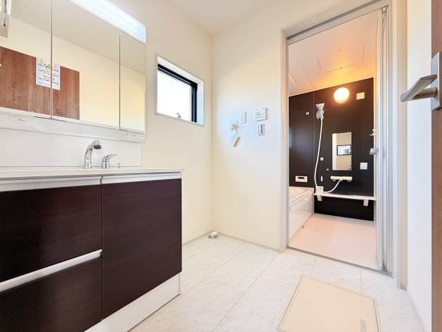 結城郡八千代町東原　新築戸建て　3号棟の独立洗面台|収納力と機能性に優れたお手入れラクラクのゆったりとした洗面台で、朝の忙しい時間でも身支度準備がスムーズです。