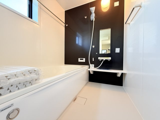 結城郡八千代町東原　新築戸建て　3号棟の浴室|浴室暖房乾燥機付きで冬場のお風呂もあったか快適！乾燥モードを使えば浴室内で洗濯物を乾かせます。