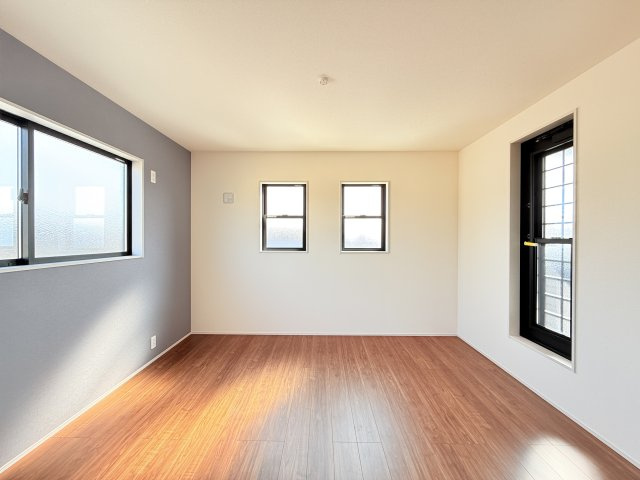 結城郡八千代町東原　新築戸建て　3号棟の洋室|家具や小物を合わせやすいシンプルデザイン♪
広さや日当たりなど、写真では伝えきれない部分を現地で確認してみませんか？