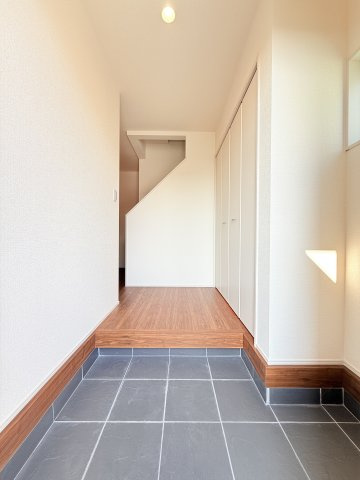 結城郡八千代町東原　新築戸建て　3号棟の玄関|靴をまとめて保管できるシューズボックス。綺麗に整頓された玄関で来客者を気持ちよく招きませんか？