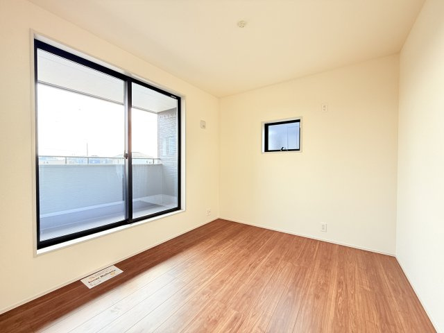 結城郡八千代町東原　新築戸建て　3号棟の洋室|家具や小物を合わせやすいシンプルデザイン♪
広さや日当たりなど、写真では伝えきれない部分を現地で確認してみませんか？