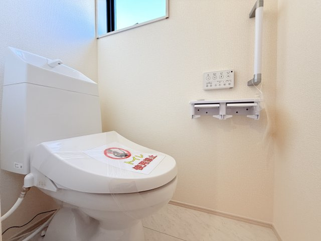 結城郡八千代町東原　新築戸建て　3号棟のトイレ|サッとひと拭きで汚れがつるんと落ちるシャワートイレ。温便座なので１年中快適に使えます。