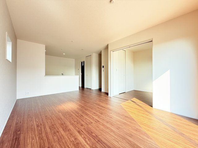 結城郡八千代町東原　新築戸建て　3号棟の居間・リビング|広々としたＬＤＫ♪
家具を置いても窮屈感を感じず過ごせます。